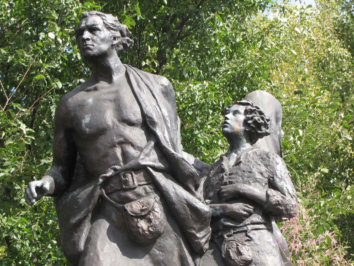 Sculpture of a Scottish couple during the Highland Clearances